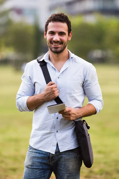 Affärsman som använder digitala surfplattor — Stockfoto