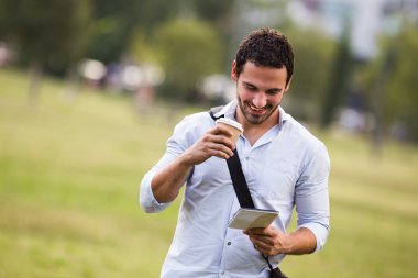 Kahve içme ve dijital tablet kullanarak iş adamı 