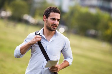 Dijital tablet kullanan işadamı 