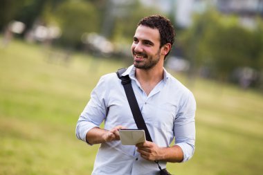 Dijital tablet kullanan işadamı 