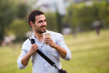 İş adamı kahve içiyor. 