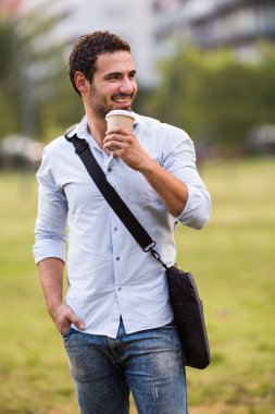 İş adamı kahve içiyor. 