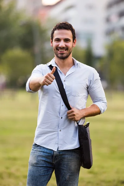 Geschäftsmann zeigt Daumen hoch — Stockfoto