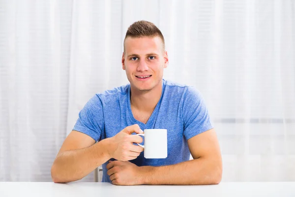 Uomo gode di bere caffè — Foto Stock