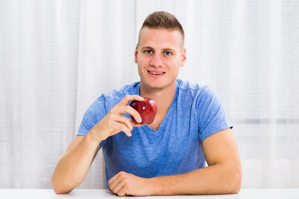 Hombre comiendo manzana —  Fotos de Stock