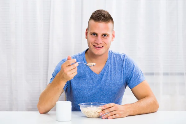 Мужчина завтракает и пьет кофе — стоковое фото