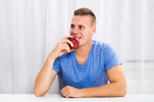 Hombre comiendo manzana —  Fotos de Stock