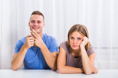 Üzgün karısı kocası sigara içiyor çünkü