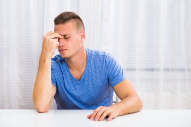 Ağrısı sinüs içinde olan adam.