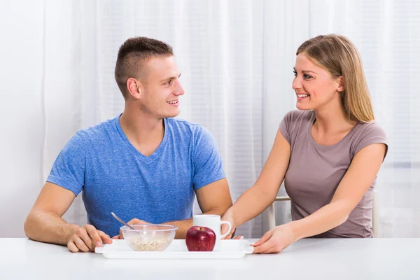 Esposa está dando el desayuno a su marido —  Fotos de Stock