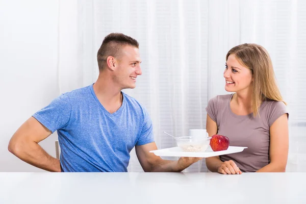 Hombre dando desayuno a su esposa —  Fotos de Stock