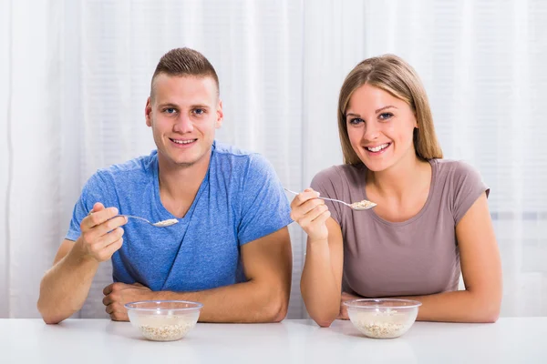 Pareja desayunando juntos. —  Fotos de Stock