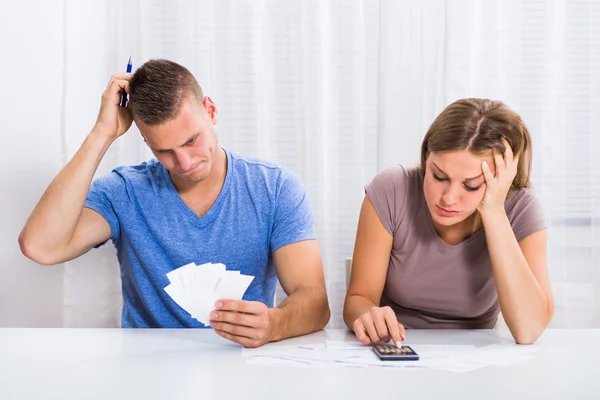 Casal com problemas financeiros — Fotografia de Stock