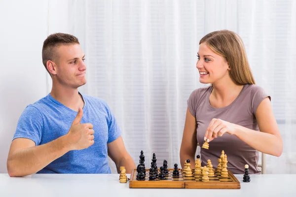 Casal jogando xadrez . — Fotografia de Stock