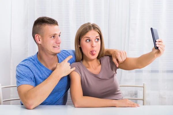 Glückliches Paar macht Selfie. — Stockfoto