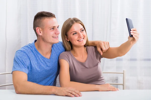 Paar macht Selfie. — Stockfoto