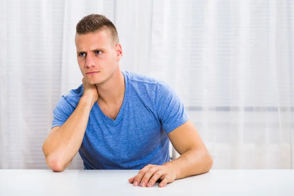 Hombre con dolor de cuello . — Foto de Stock