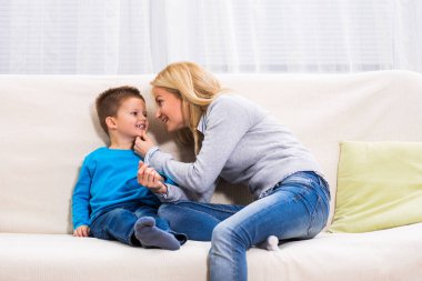 Anne ve oğlu birlikte vakit