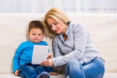 Anne ve oğlu dijital tablet kullanma