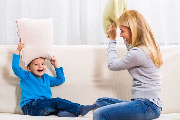 Mutter und Sohn spielen Kissenschlacht — Stockfoto