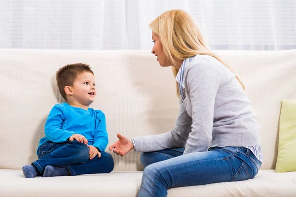 Mãe e filho falando — Fotografia de Stock