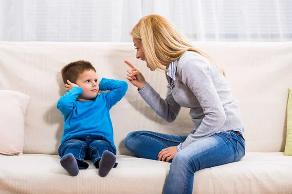 Mamma arg på sin son — Stockfoto