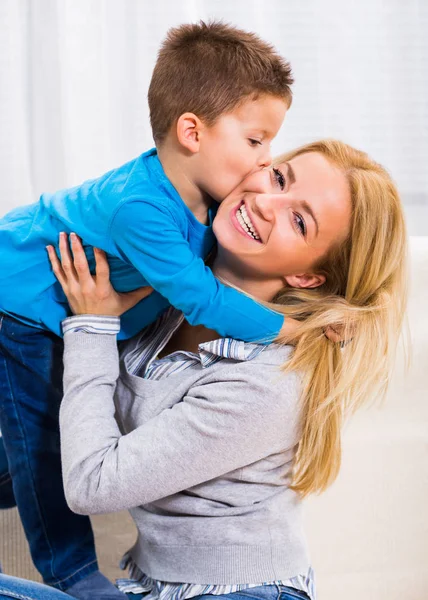 Filho beijando sua mãe — Fotografia de Stock