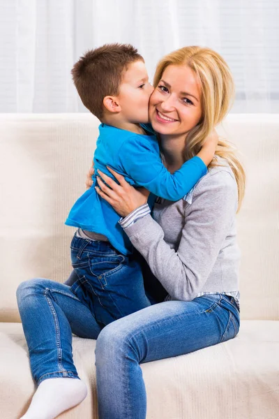 Син цілує свою матір — стокове фото