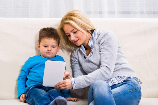 Anne ve oğlu dijital tablet kullanma — Stok fotoğraf