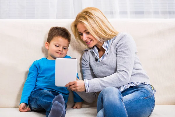 Moeder en zoon met behulp van digitale Tablet PC — Stockfoto