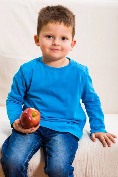 小男孩在吃苹果 — 图库照片