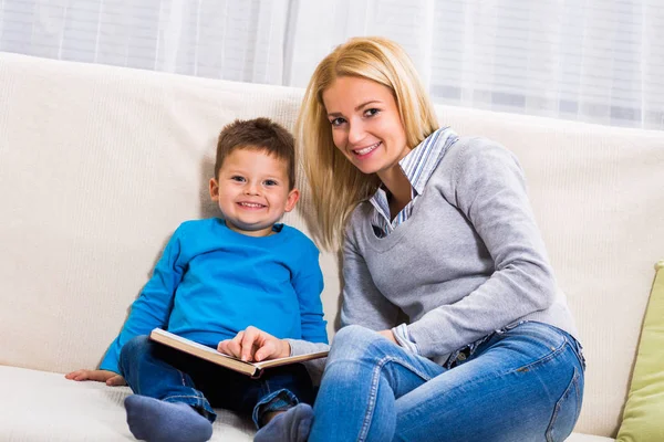 Mor och son läser bok tillsammans. — Stockfoto