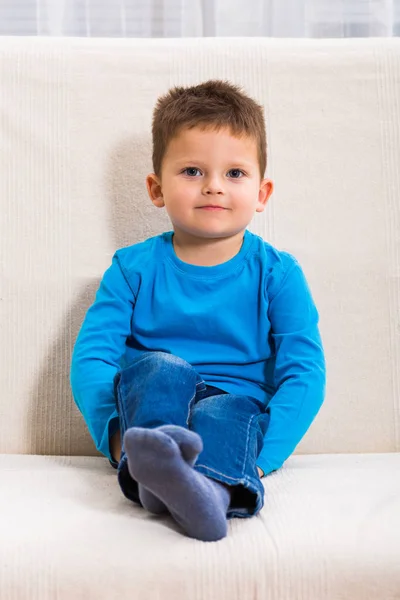 Portret van schattige kleine jongen — Stockfoto