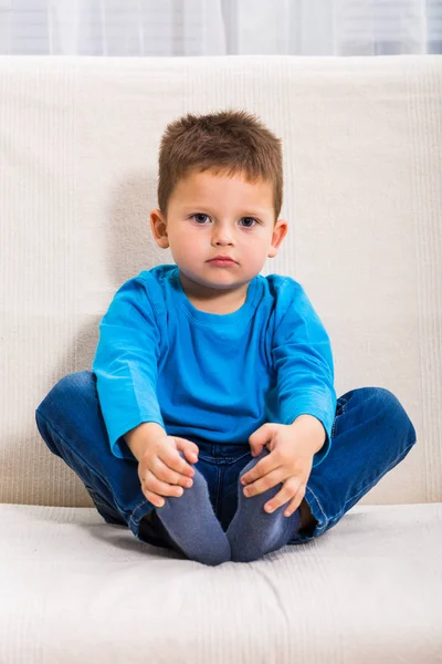 Kleine jongen denken — Stockfoto