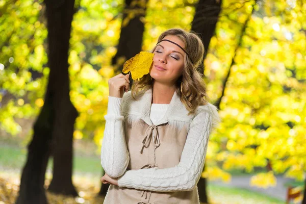 Boho menina segurando folha de outono — Fotografia de Stock