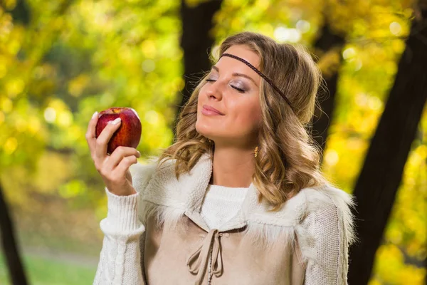 Boho girl eating apple in the park — Stock Photo, Image