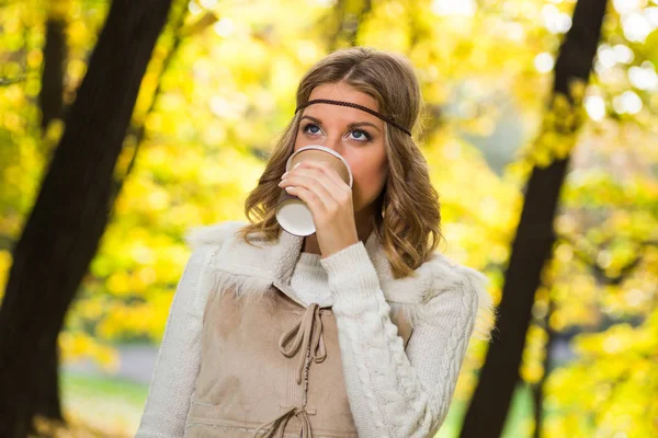 Boho-Mädchen trinkt Kaffee im Park — Stockfoto
