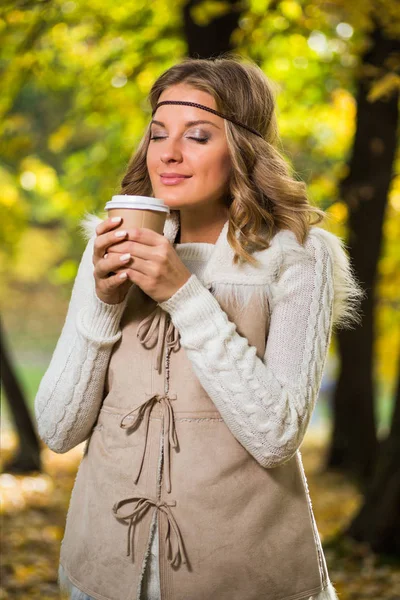 Boho-Mädchen liest Buch im Park — Stockfoto