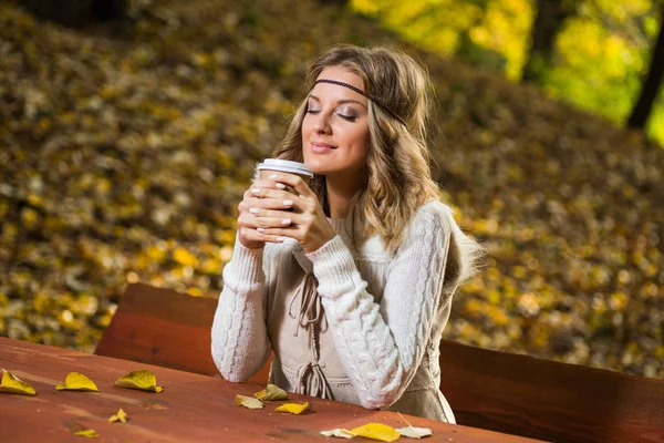 Boho κορίτσι πίνει καφέ στο πάρκο — Φωτογραφία Αρχείου