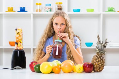 Güzel kız smoothies yapma