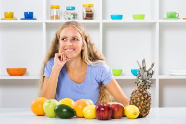 Grup meyve düşünme ile güzel kız