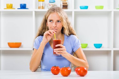Güzel kız domates suyu içme