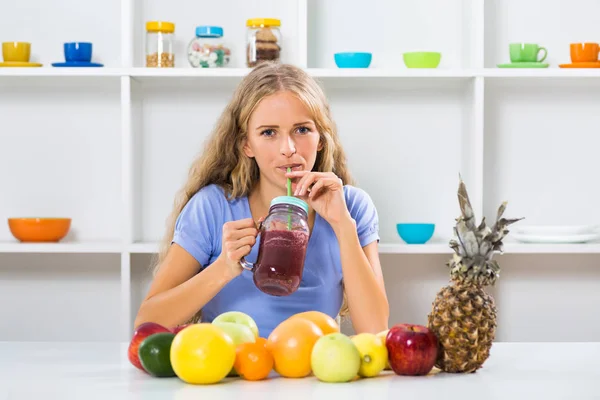 Gyönyörű lány ivóvíz smoothie — Stock Fotó