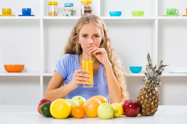 Mooi meisje drinken sinaasappelsap — Stockfoto