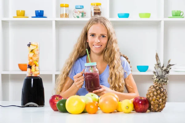 Schönes Mädchen macht Smoothies — Stockfoto