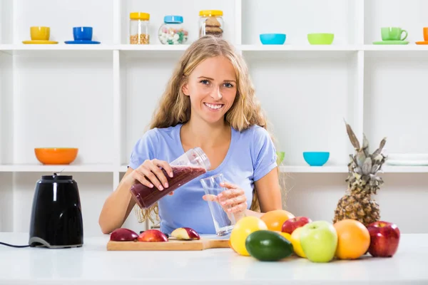 Όμορφο κορίτσι κάνοντας smoothie — Φωτογραφία Αρχείου