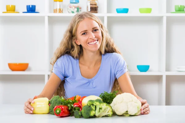 Schönes Mädchen mit einem Bund Gemüse — Stockfoto