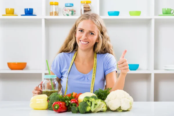 Gesunder Gemüse-Smoothie zur Gewichtsabnahme — Stockfoto