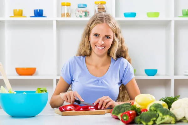 Beautiful girl making healthy meal — Stock Photo, Image