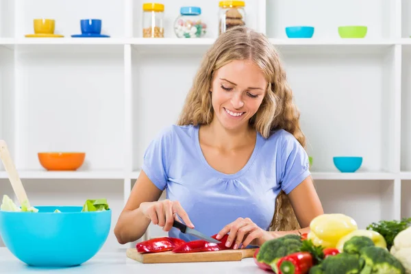 Vacker flicka att göra hälsosam måltid — Stockfoto